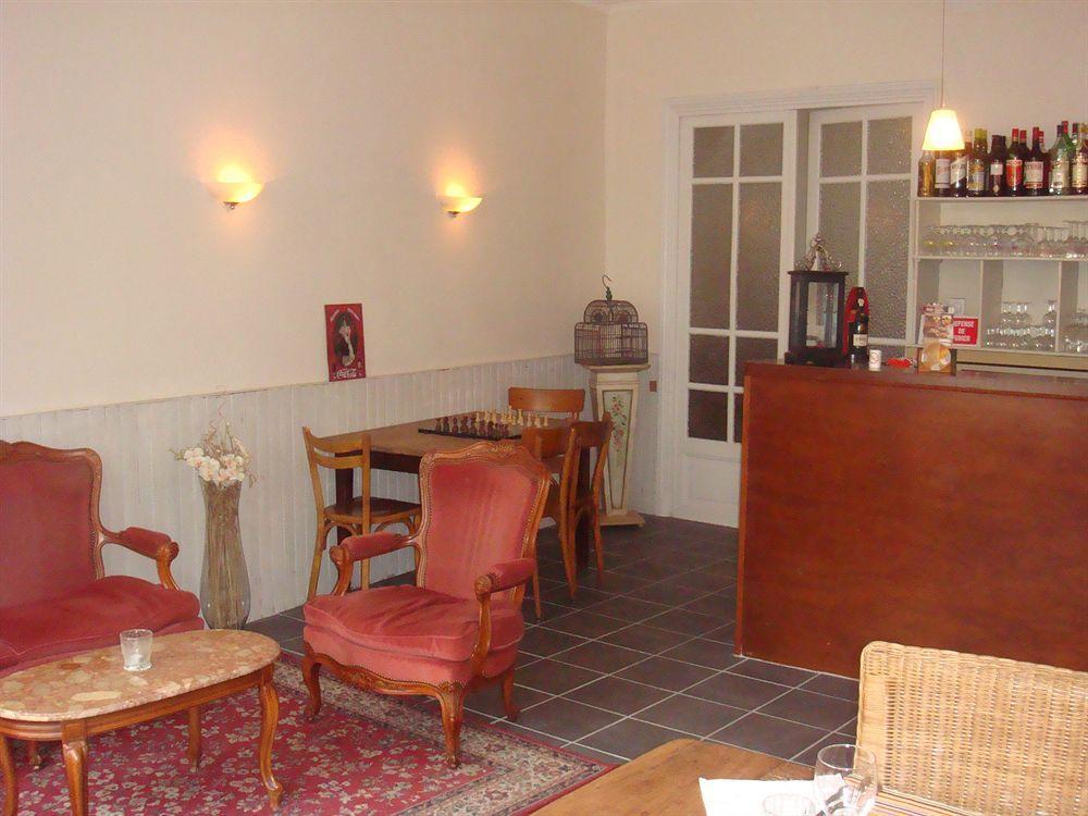 Hotel De La Providence Egliseneuve-d'Entraigues Exterior photo